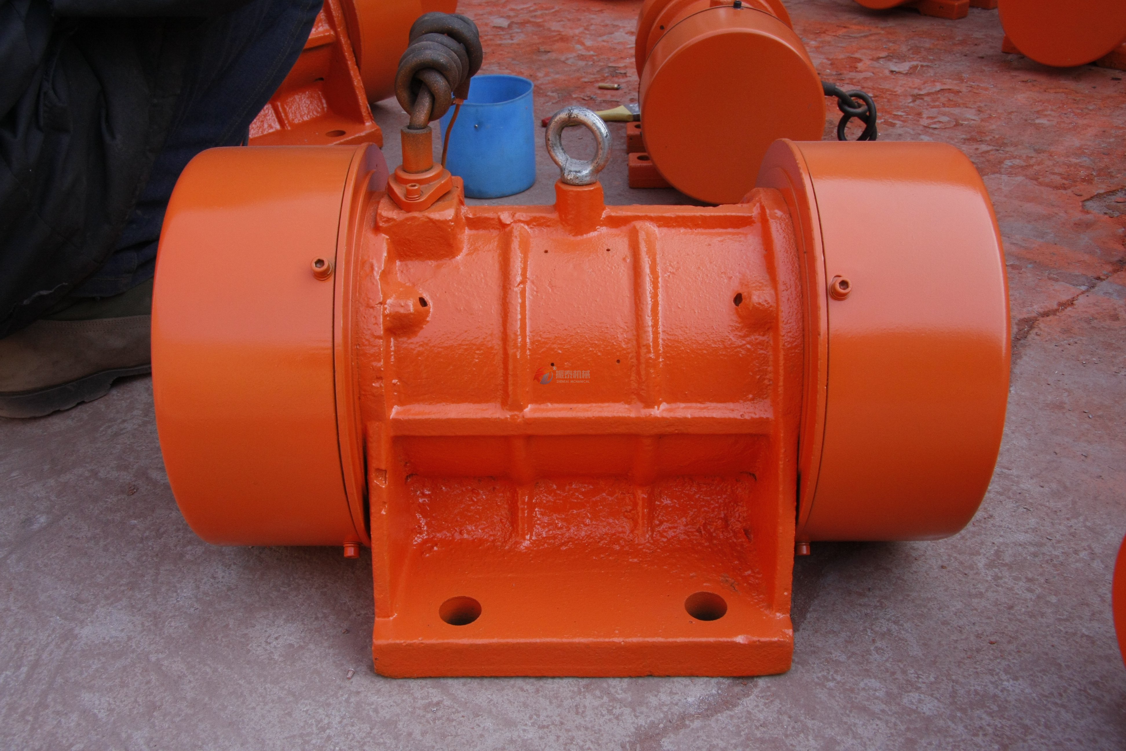 震動(dòng)電機(jī)YZD-75-6型4臺(tái)發(fā)貨現(xiàn)場(chǎng)